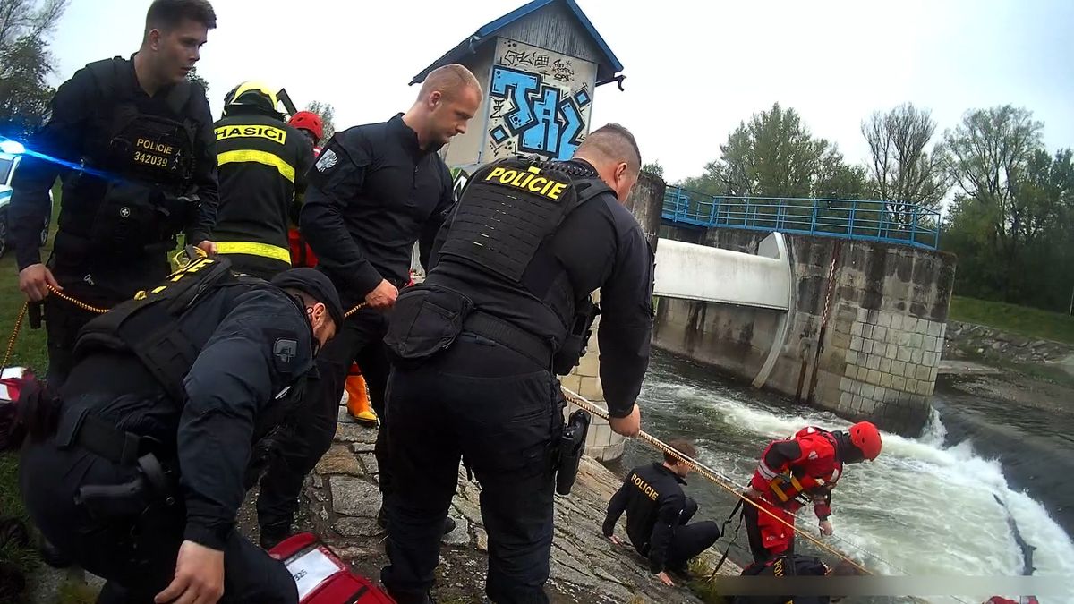 Mladá žena chtěla zachránit mobil z Ostravice, ve studené vodě ji uvěznil silný proud